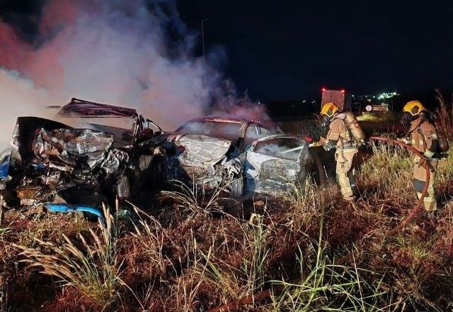 Imagem da noticia Acidente deixa dois mortos em rodovia do DF; bombeiros encontraram carros em chamas
