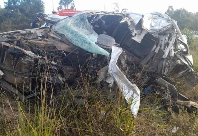Imagem da noticia Acidente entre carreta e caminhonete deixa um morto em Minas Gerais