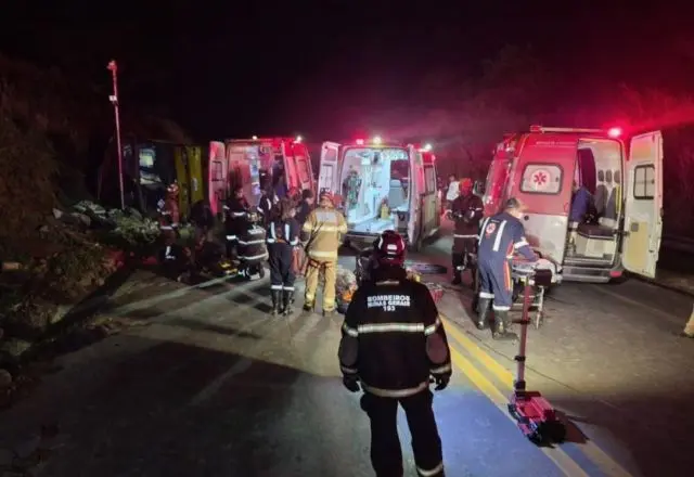 Capotamento de ônibus deixa cinco mortos e mais de 40 feridos em MG Capotamento de ônibus deixa cinco mortos e mais de 40 feridos em MG