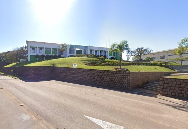 Imagem da noticia Adolescente de 15 anos é morto após tentar entrar com faca em instituto federal de SC