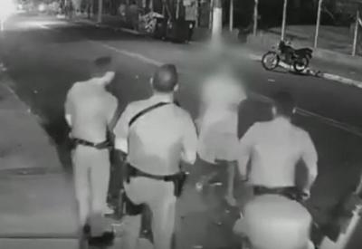 Vídeo mostra PMs agredindo adolescente com cassetete em Itu Vídeo mostra PMs agredindo adolescente com cassetete em Itu