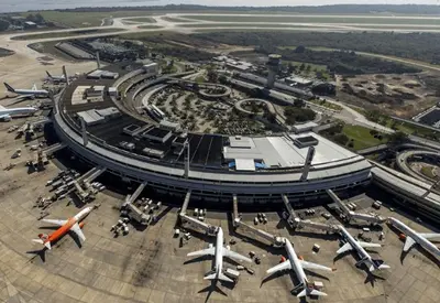 Aena vence leilão do Aeroporto do Galeão com lance de R$ 2,9 bilhões Aena vence leilão do Aeroporto do Galeão com lance de R$ 2,9 bilhões