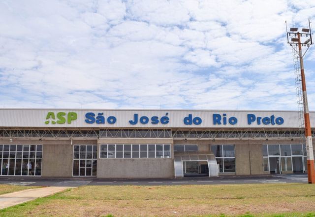 Imagem da noticia Passageiro morre após cair de escada durante desembarque de avião em SP