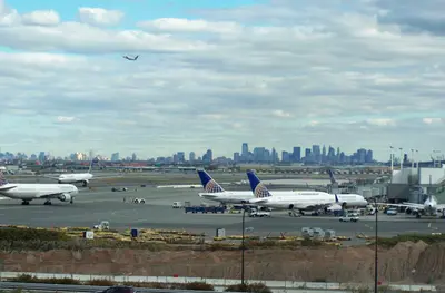 Dois aviões quase colidem durante pouso em aeroporto de Newark, nos EUA Dois aviões quase colidem durante pouso em aeroporto de Newark, nos EUA