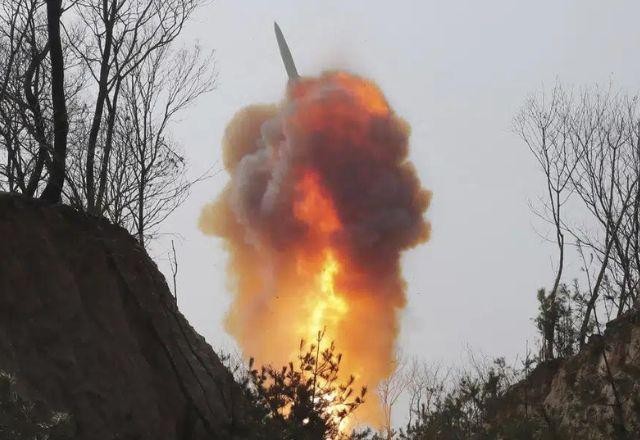 Imagem da noticia Coreia do Norte lança míssil e simula contra-ataque nuclear