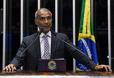 Romário anuncia licença do Senado e diz que suplente assumirá o mandato Romário anuncia licença do Senado e diz que suplente assumirá o mandato