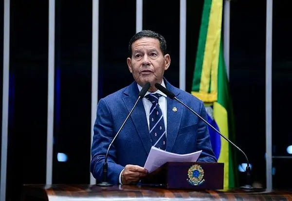 Imagem da notícia: Mourão diz que ação dos EUA na Venezuela preocupa: "Está aberta a temporada de caça"