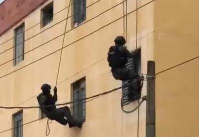 Em surto, mulher faz filho de 21 dias refém Em surto, mulher faz filho de 21 dias refém