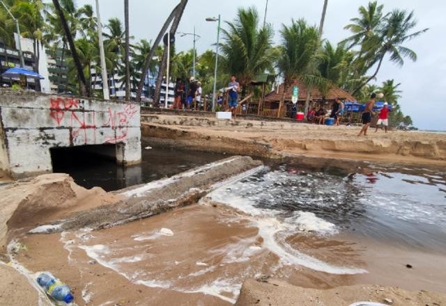 Imagem da noticia Vídeo: praia é contaminada por esgoto após chuvas em Alagoas