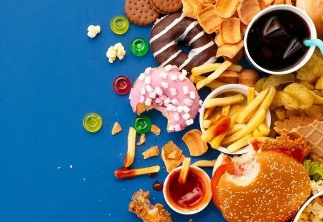 Imagem da noticia Alimentos ultraprocessados estão relacionados a 156 mortes por dia no Brasil, mostra Fiocruz