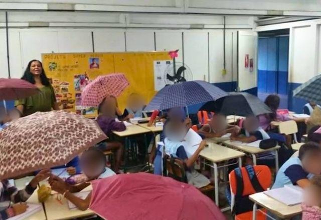Imagem da noticia Alunos usam guarda-chuva por causa de goteiras em sala de aula no RJ