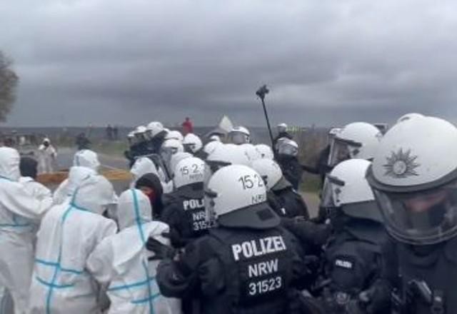 Imagem da noticia Polícia começa a retirar ativistas de vila alemã condenada por mina de carvão