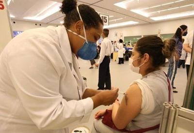 Profissionais de saúde com mais de 53 anos serão vacinados em SP Profissionais de saúde com mais de 53 anos serão vacinados em SP