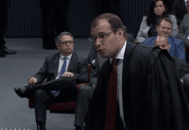 Imagem da noticia Ex-comandante do Exército temia que "doideira fosse assinada", diz advogado