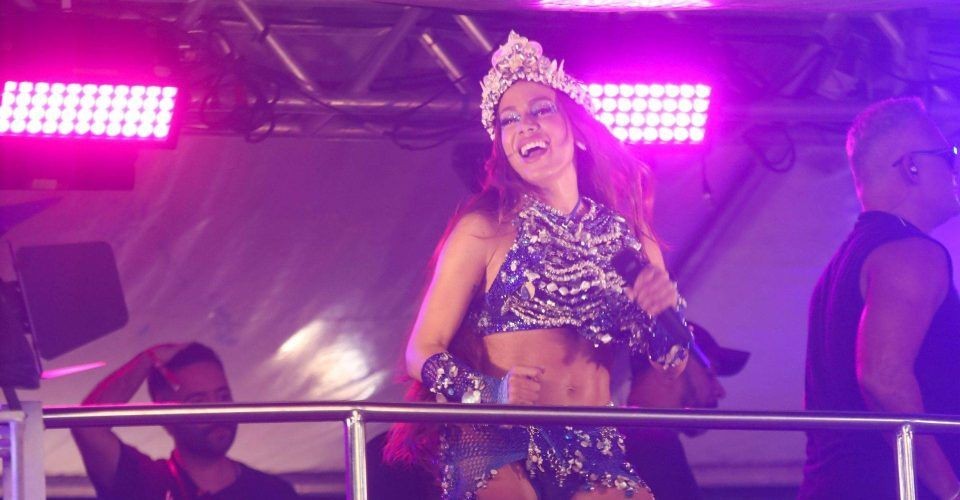 Anitta para show e chama a polícia para evitar briga no Carnaval de Salvador; veja o momento