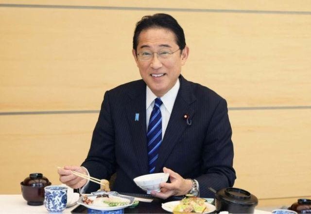 Imagem da noticia Primeiro-ministro japonês come peixe de Fukushima: "seguro e delicioso"