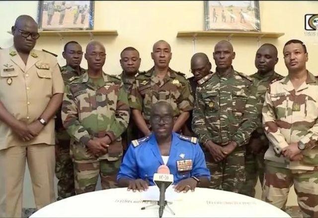 Imagem da noticia Após golpe, militares prendem três políticos do antigo governo do Níger
