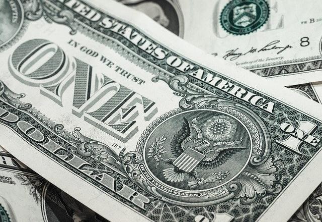 Imagem da noticia Dólar fecha em alta após discussão na Casa Branca e nomeação de Gleisi Hoffmann