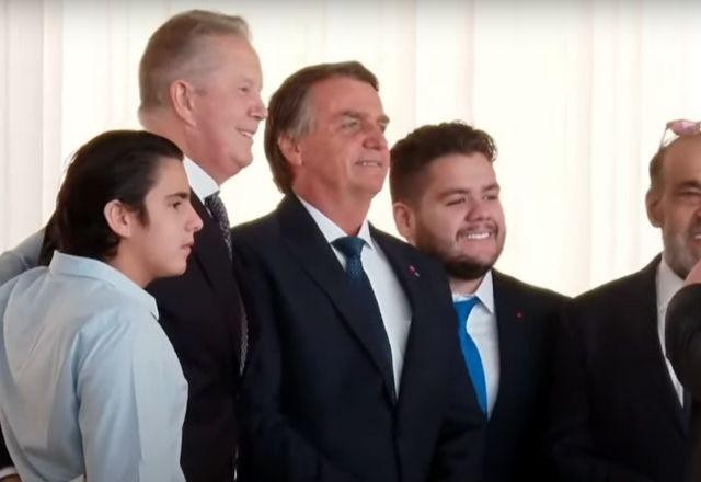 Imagem da noticia Bolsonaro recebe ministros e autoridades no Palácio da Alvorada