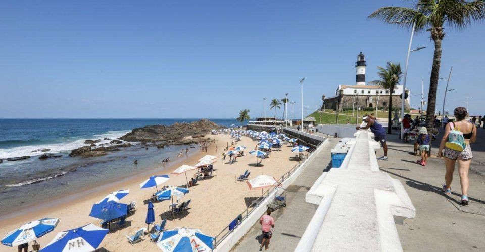 Imagem da noticia Homem é preso na Praia do Farol da Barra após roubar e engolir correntes de ouro