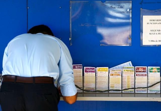 Imagem da noticia Loterias Caixa: Mega-Sena acumula e Lotofácil premia apostador com R$ 4 milhões