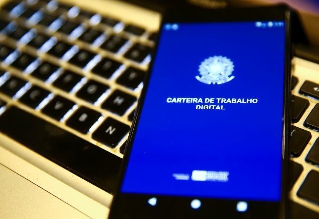 Imagem da noticia Jovem descobre demissão por notificação no app da Carteira de Trabalho; advogada explica