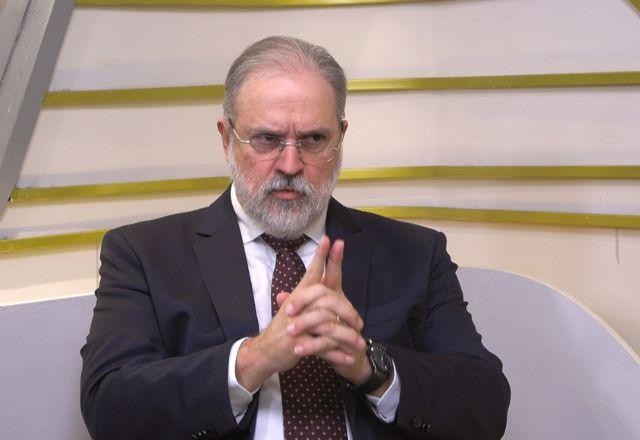Imagem da noticia Aras nega função de "engavetador da República" e comenta atuação da PGR