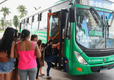 Setor de serviços do Brasil recua em novembro e interrompe 9 meses de ganhos Setor de serviços do Brasil recua em novembro e interrompe 9 meses de ganhos