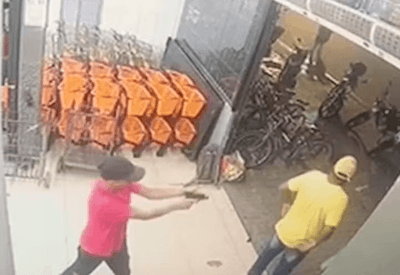 VÍDEO: homem tenta matar policial pelas costas, mas arma falha em Belém (PA) VÍDEO: homem tenta matar policial pelas costas, mas arma falha em Belém (PA)