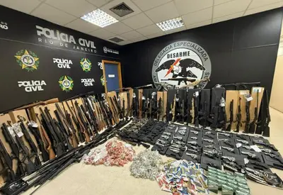 Polícia apreende 160 armas e mais de 7 mil munições em loja irregular no Rio Polícia apreende 160 armas e mais de 7 mil munições em loja irregular no Rio