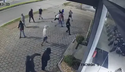 Vídeo: Gangue quebra vidro, invade loja e rouba mais de 10 motos em SC Vídeo: Gangue quebra vidro, invade loja e rouba mais de 10 motos em SC