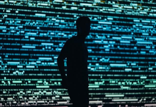 Imagem da noticia Anonymous declara "guerra" e Facebook proíbe monetizações da mídia estatal russa