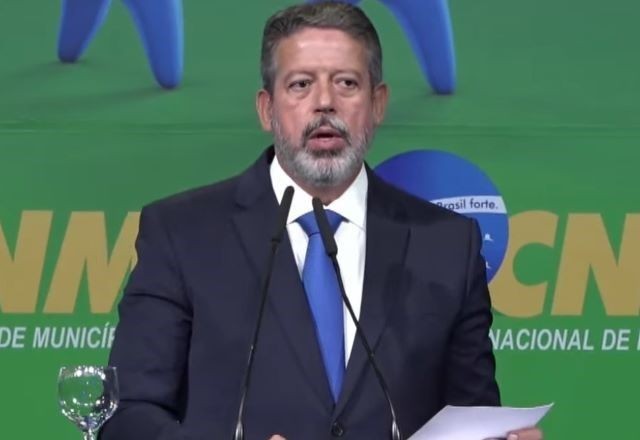 Imagem da noticia Autoridades estão "tirando lições" para evitar repetição da tragédia no RS em outros locais, diz Lira