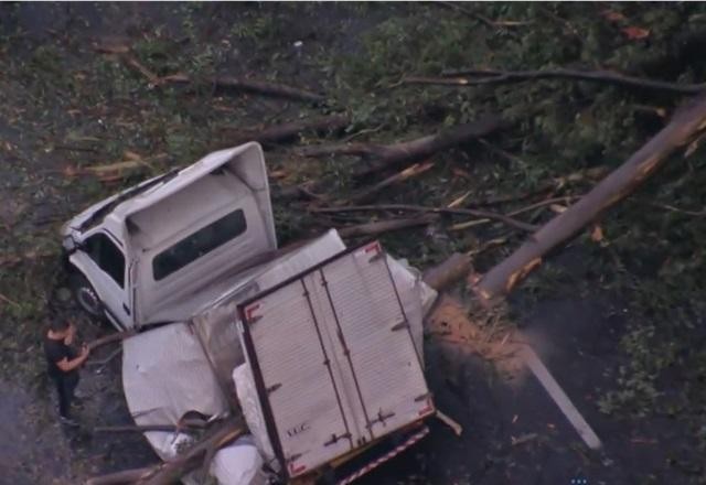 Imagem da noticia Número de mortos após temporal em SP sobe para seis