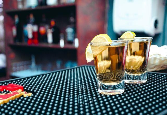 Imagem da noticia Bares que reaproveitavam restos de drinks como shots são fechados na Grécia