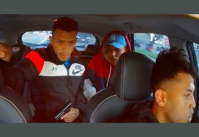 Imagem da noticia EXCLUSIVO: Câmera de segurança dentro de carro grava detalhes de assalto em São Paulo