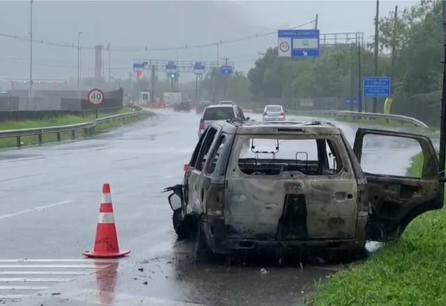 Imagem da noticia Grupo de criminosos rouba três veículos e cofre de praça de pedágio