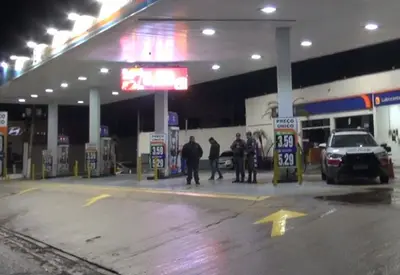 Dupla realiza 10 assaltos em poucas horas, é identificada, e um deles morre baleado pela polícia Dupla realiza 10 assaltos em poucas horas, é identificada, e um deles morre baleado pela polícia