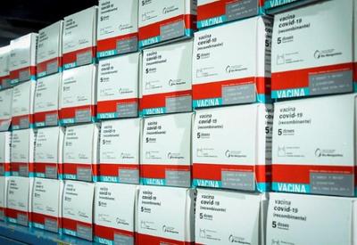 Fiocruz recebe insumo para produção de 6 milhões de doses de vacina Fiocruz recebe insumo para produção de 6 milhões de doses de vacina