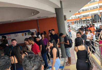 Universitário ataca alunos e funcionários com spray de pimenta Universitário ataca alunos e funcionários com spray de pimenta