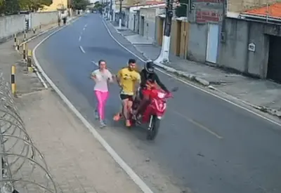 VÍDEO: Motociclista atropela corredor e foge sem prestar socorro em Cascavel (CE) VÍDEO: Motociclista atropela corredor e foge sem prestar socorro em Cascavel (CE)