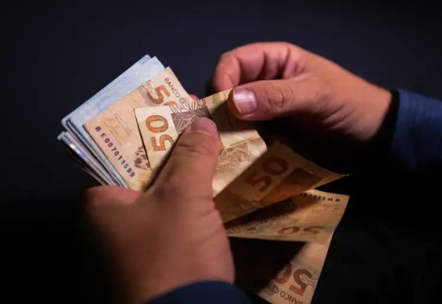 Imagem da noticia Novo salário mínimo de R$ 1.412 começa a ser pago nesta quinta-feira