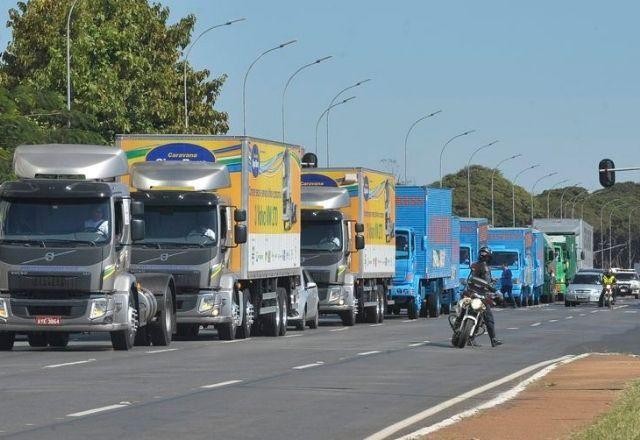 Imagem da noticia Bolsonaro assina MP que altera cálculo do piso mínimo do frete