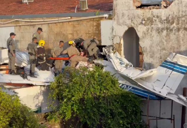 Imagem da noticia Avião cai nos fundos de supermercado em Goiânia e deixa 2 mortos