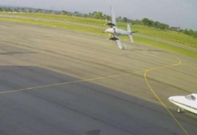 Imagem da noticia MT: Avião se choca na pista, derrapa e explode; dois morreram