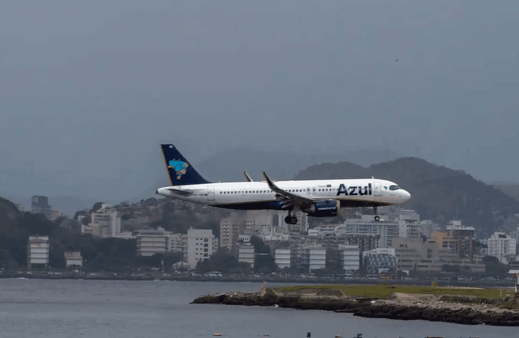 Imagem da noticia Azul despenca quase 50% com conclusão de oferta e aumento de capital