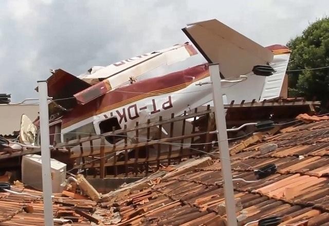 Imagem da noticia Avião cai sobre casa após decolagem e fere três pessoas