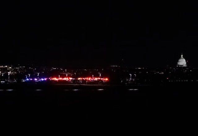 Imagem da noticia Imprensa dos EUA fala em 30 corpos resgatados após colisão entre avião e helicóptero militar; autoridades não confirmam