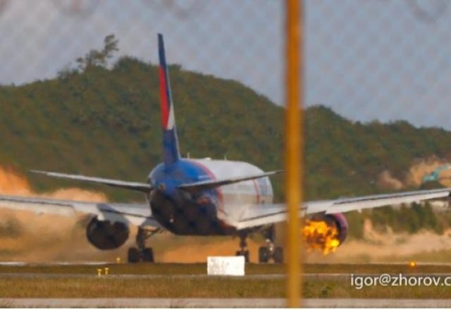 Imagem da noticia Avião tem chamas no motor durante a decolagem; veja vídeo