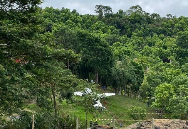 Imagem da noticia VÍDEO: Avião que levava Marília Mendonça é retirado de cachoeira